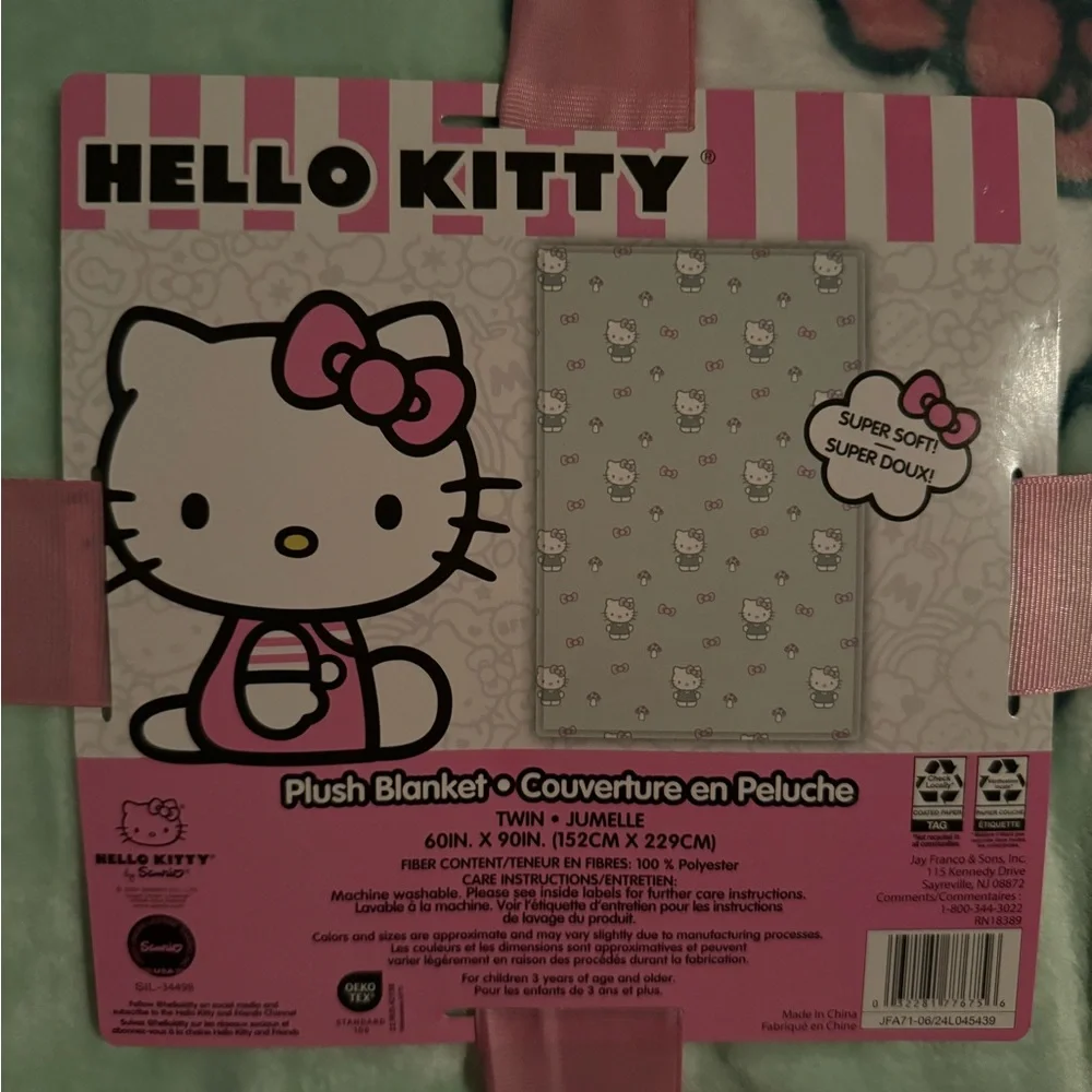 Hello kitty plush blanket 💚
